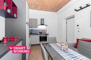 Kühlschrank, Mikrowelle, Ofen, Geschirrspüler