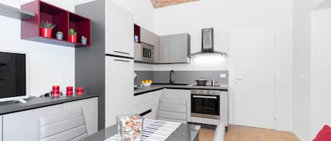 Kühlschrank, Mikrowelle, Ofen, Geschirrspüler