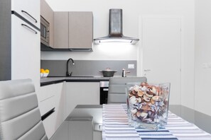 Kühlschrank, Mikrowelle, Ofen, Geschirrspüler