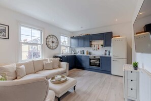 Basic Apartment, Multiple Beds | Private kitchen