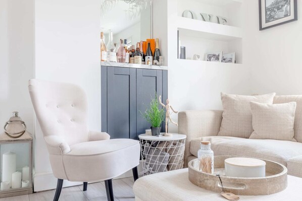 Departamento básico, varias camas | Sala de estar | Televisión 