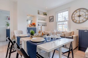 Departamento básico, varias camas | Cocina privada | Refrigerador, microondas, horno y lavavajillas 