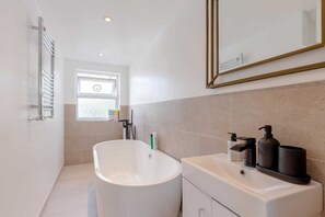Basic Apartment, Multiple Beds | Bathroom