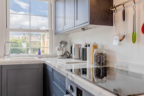 Departamento básico, varias camas | Cocina privada | Refrigerador, microondas, horno y lavavajillas
