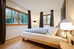 1 makuuhuone, tallelokero huoneessa, silitysrauta/-lauta