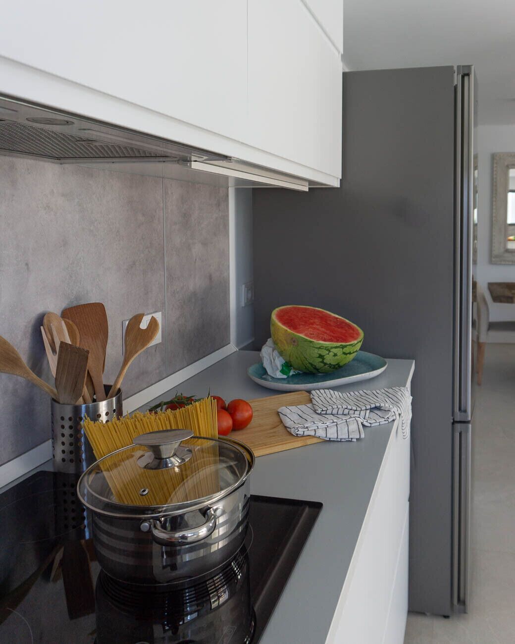 Een koelkast, een microgolfoven, een oven, een vaatwasser