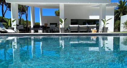 Aquamarina. Large, airy indoor/outdoor living space. 600m from the beach