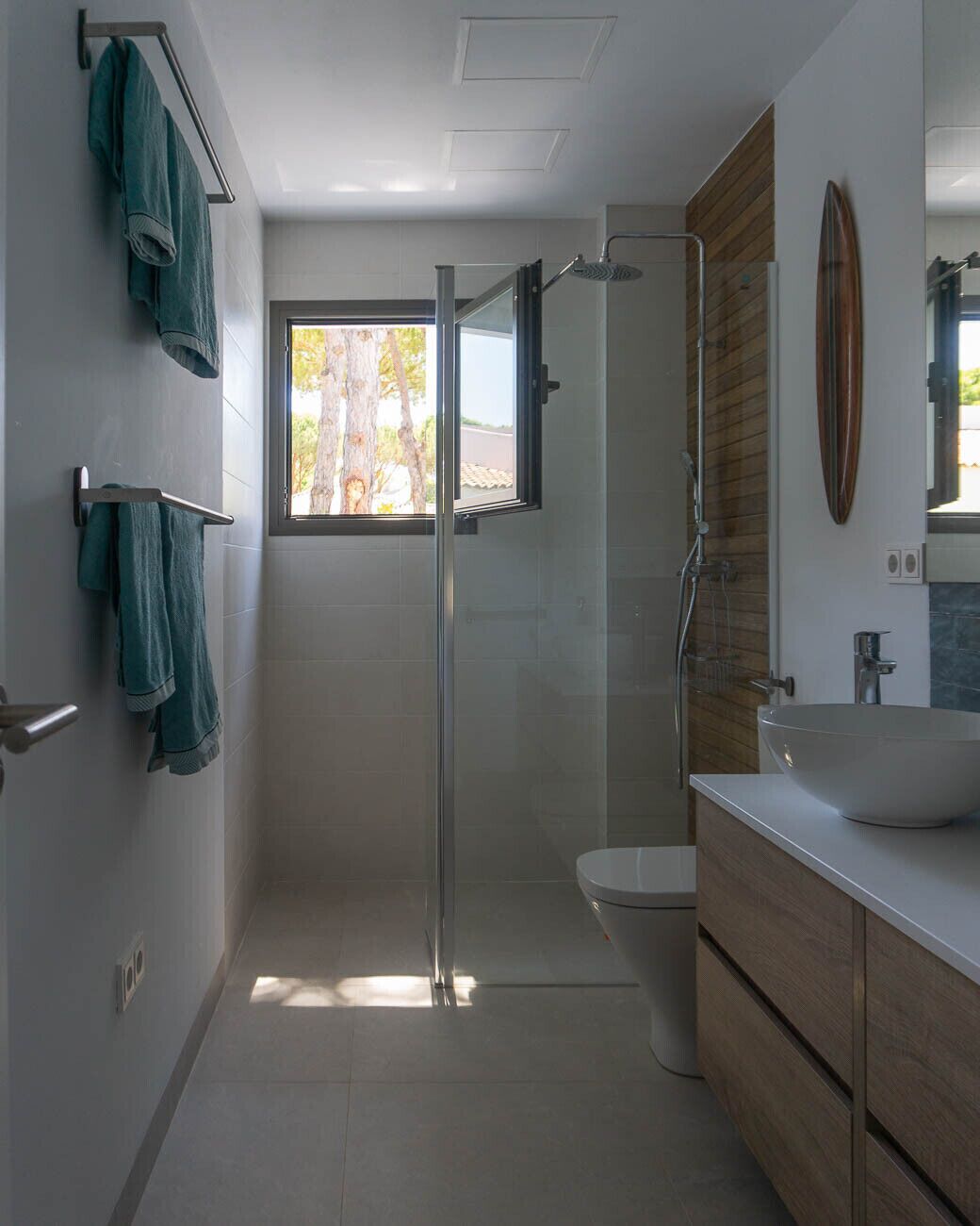 Een douche, handdoeken