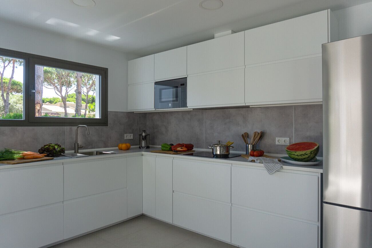 Een koelkast, een microgolfoven, een oven, een vaatwasser