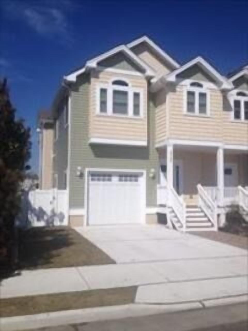Luxury 4 bedroom townhouse- only 5 minute walk to the beach!