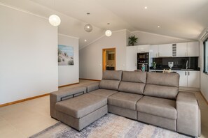 Smart TV - Casa Raimunda, Modern house with 2 bedrooms, views to the ocean and Arco. (Arco da Calheta)