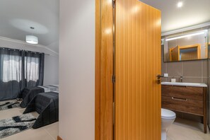 2 bedrooms, travel crib, free WiFi
