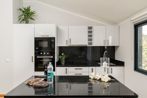 Réfrigérateur, four à micro-ondes, un four, surface de cuisson