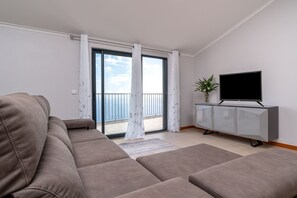 Smart TV - Casa Raimunda, Modern house with 2 bedrooms, views to the ocean and Arco. (Arco da Calheta)