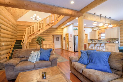 Large Custom Log Home in Government Camp, close to lakes,hiking, skiing !