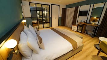 Deluxe Double Room, 1 Queen Bed, Jetted Tub, Sea View | Premium bedding, minibar, in-room safe, laptop workspace