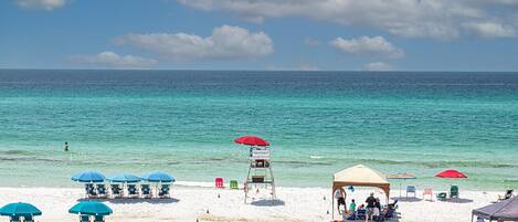 Una spiaggia nelle vicinanze, lettini da mare