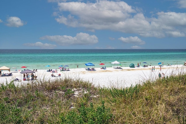 Ubicación cercana a la playa y tumbonas