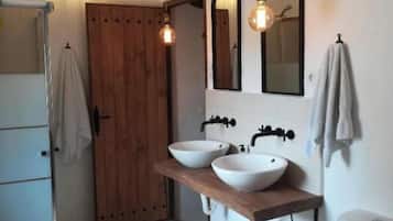 Een douche, zeep, toiletpapier