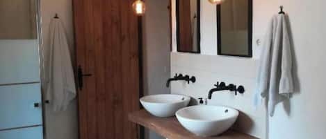Dusche, Seife, Toilettenpapier