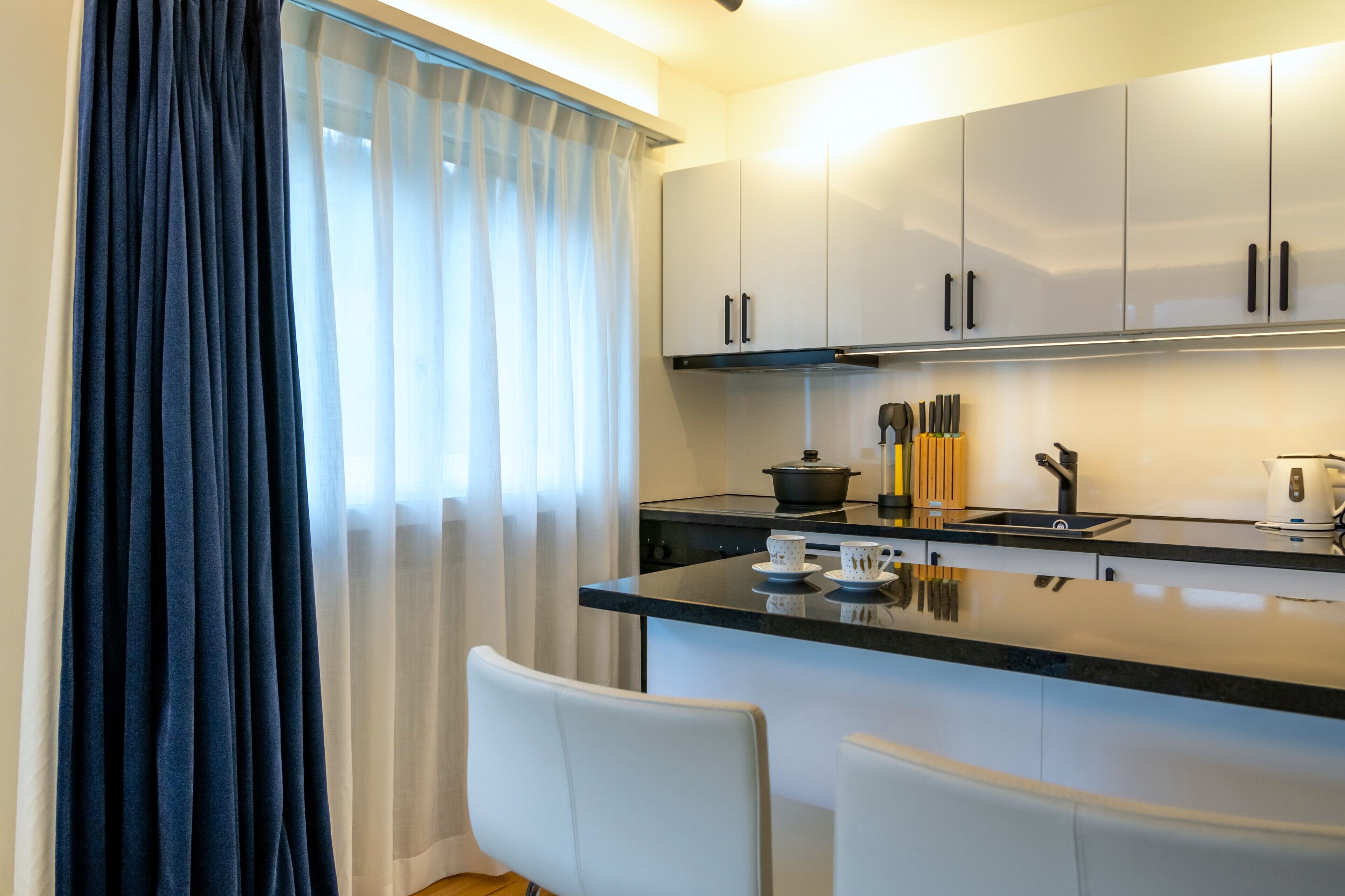 Kjøleskap, ovn, oppvaskmaskin og kaffetrakter/tekoker