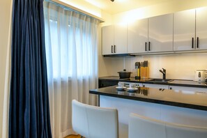 Kühlschrank, Ofen, Geschirrspüler, Wasserkocher mit Kaffee-/Teezubehör