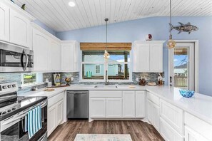 Fridge, microwave, oven, stovetop - Alecia's Place: 3  BR, 2  BA House in Port Bolivar, Sleeps 8 (Bolivar Peninsula)