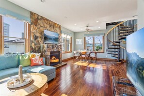 TV connectée, cheminée, chaîne hi-fi