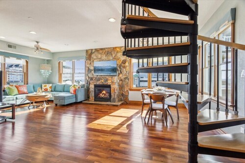 Ocean Views, Elevator, 3 Private Baths