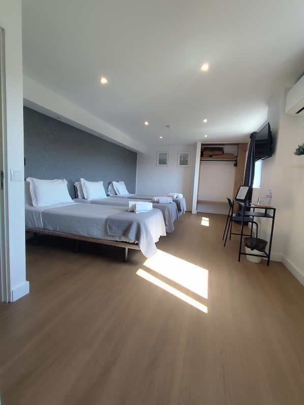 Classic Triple Room, City View | Hypo-allergenic bedding, free WiFi - Residencial Douro (Peso da Régua)