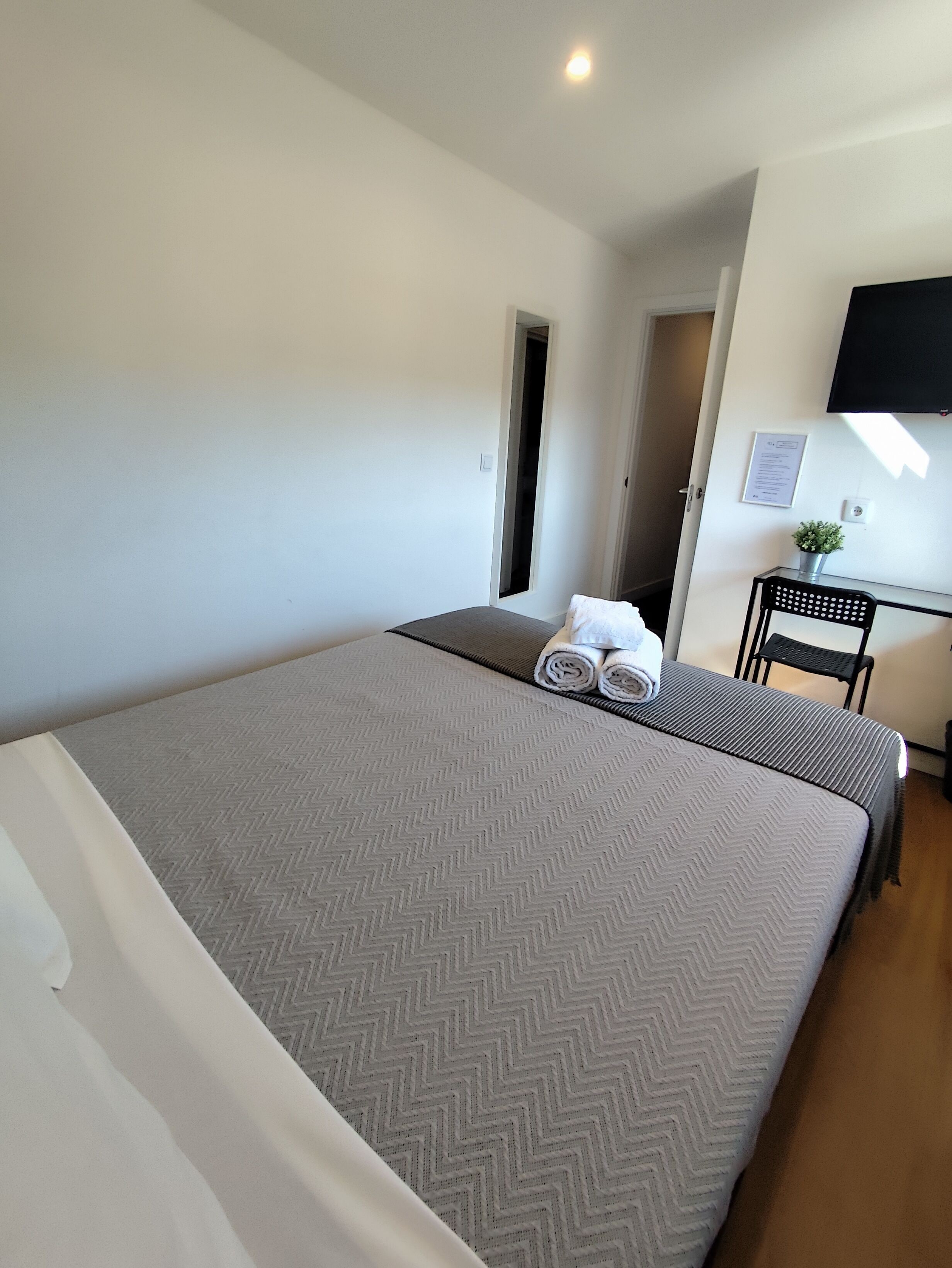 Quarto casal standard, vista para a cidade | Roupas de cama antialérgicas, Wi-Fi de cortesia