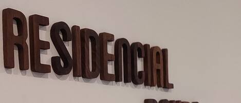 A wall with the words "RESIDENCIAL DOURO" in wooden letters.