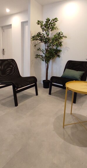 Coin salon dans le hall