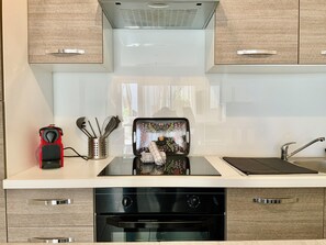 Een koelkast, een microgolfoven, een oven, een kookplaat