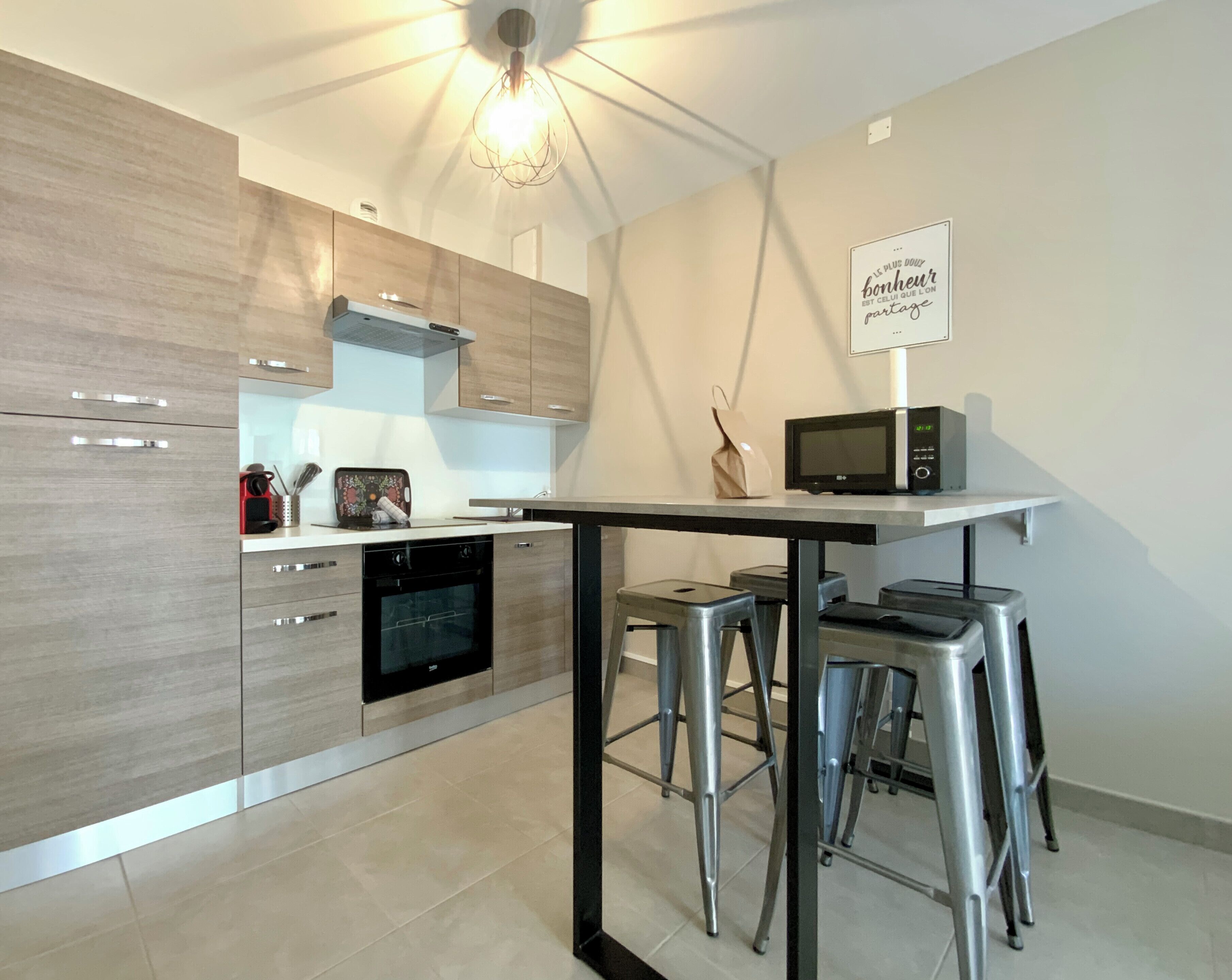 Geladeira, micro-ondas, fogão, cooktop