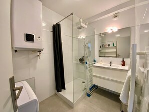 Shower, hair dryer - Rêves salés One-bedroom apartment sleeps 4 with terrace 17m2 (Le Grau-du-Roi)