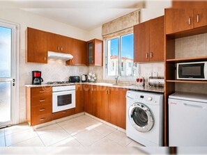 Wasserkocher mit Kaffee-/Teezubehör, Kühlschrank, Mikrowelle, Ofen