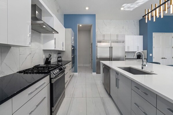 Réfrigérateur, four à micro-ondes, un four, surface de cuisson