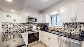 Kühlschrank, Mikrowelle, Wasserkocher mit Kaffee-/Teezubehör, Toaster