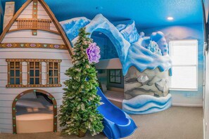 11 bedrooms, iron/ironing board, WiFi, bed sheets - Cozy Villa w Treehouse RM, Bowling Arcade, Theater, Castle Theme BR, Near Disney (Davenport)