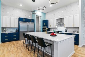 Fridge, microwave, oven, stovetop - Amazing Villa w/ Bowling, Wintry Themed BR, Arcade, Theater & Gym - Near Parks (Davenport)