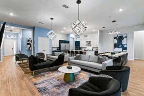 Smart TV, video games, table football, ping pong - Amazing Villa w/ Bowling, Wintry Themed BR, Arcade, Theater & Gym - Near Parks (Davenport)