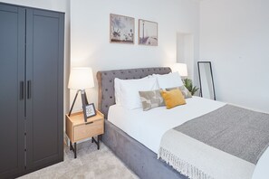 2 室のベッドルーム、アイロン / アイロン台、WiFi、ベッドシーツ