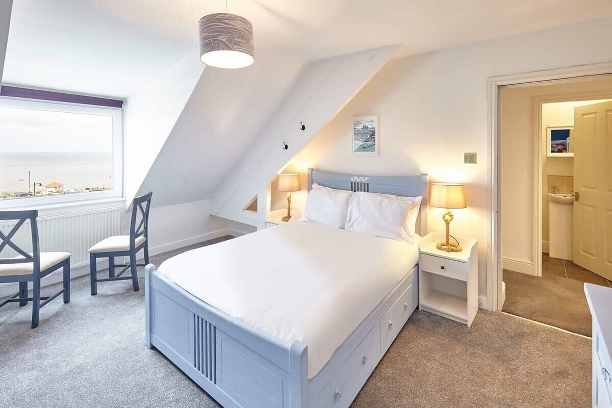 2 bedrooms, iron/ironing board, internet, bed sheets