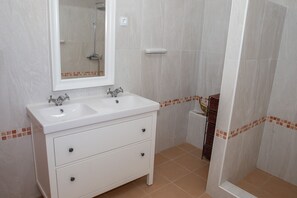 Shower, hair dryer, bidet, towels
