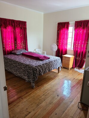 Free WiFi, bed sheets - Jay's Guest House II (Penlyne Castle)