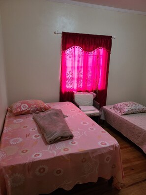 Free WiFi, bed sheets - Jay's Guest House II (Penlyne Castle)