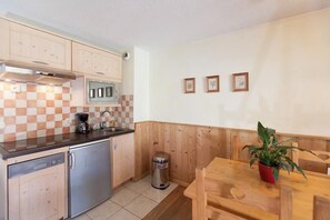 Fridge, microwave, dishwasher - 200m from resort center, 1st floor, balcony, tv, ski locker, 30m², Serre Chevalier (Briançon)
