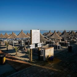 Plage privée, cabines (en supplément), chaises longues, parasols