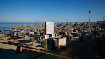 Praia particular, barracas de praia (sobretaxa), espreguiçadeiras